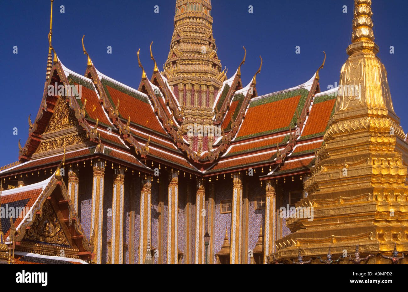 Grand Palace Bangkok Thailand königliches Pantheon und goldene Chedi Stockfoto