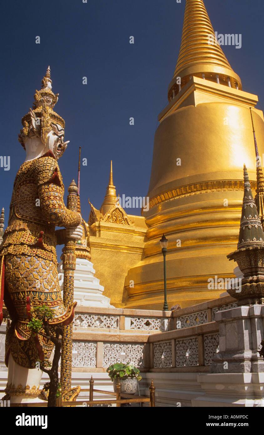 Goldene Chedi und Demon Guard Grand Palace Bangkok Thailand Stockfoto