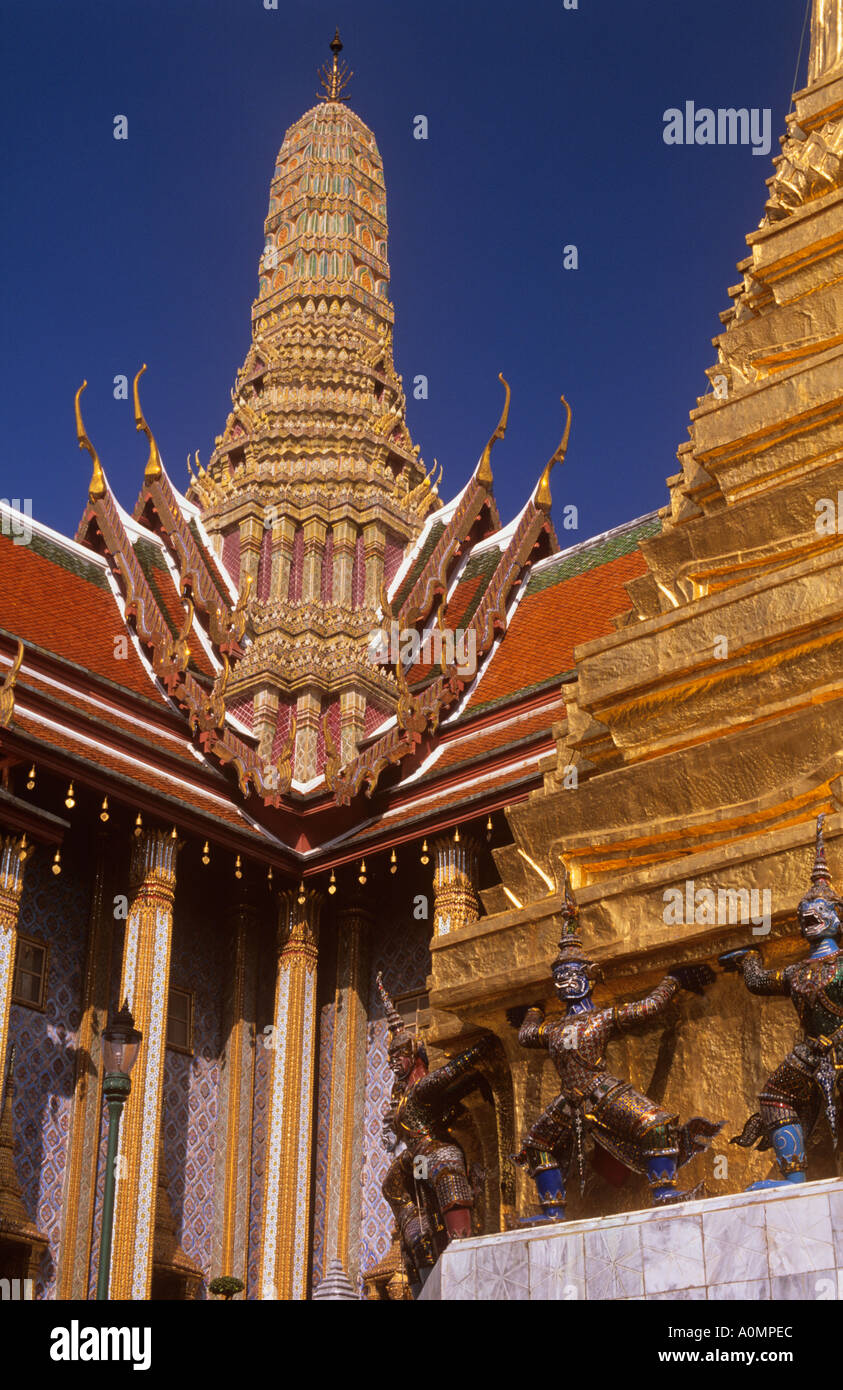 Grand Palace Bangkok Thailand königliches Pantheon und goldene Chedi Stockfoto