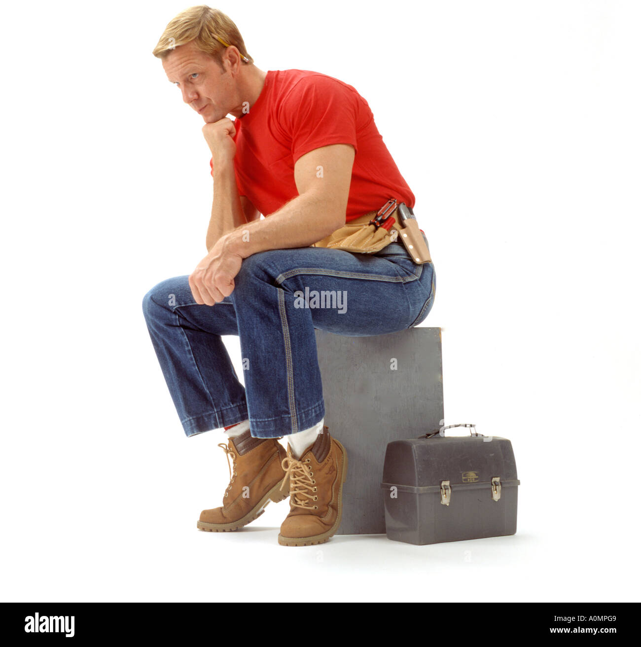 1 ein Mann männlichen kaukasischen rotes Hemd Werkzeug Gürtel Mittagessen Eimer Bau Arbeiter textfreiraum Job weißen Hintergrund betrachtet Stockfoto