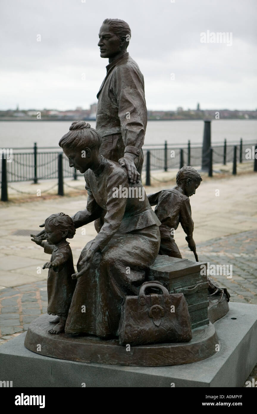 Mormonen Statue Liverpool Waterfront zeigt eine Familie, die er für die neue Welt Stockfoto