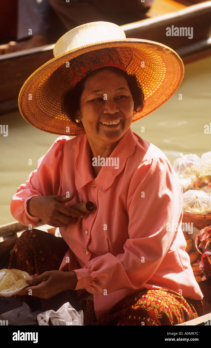 Obstverkäufer Damnoen Saduak Floating Market Bangkok Thailand Stockfoto