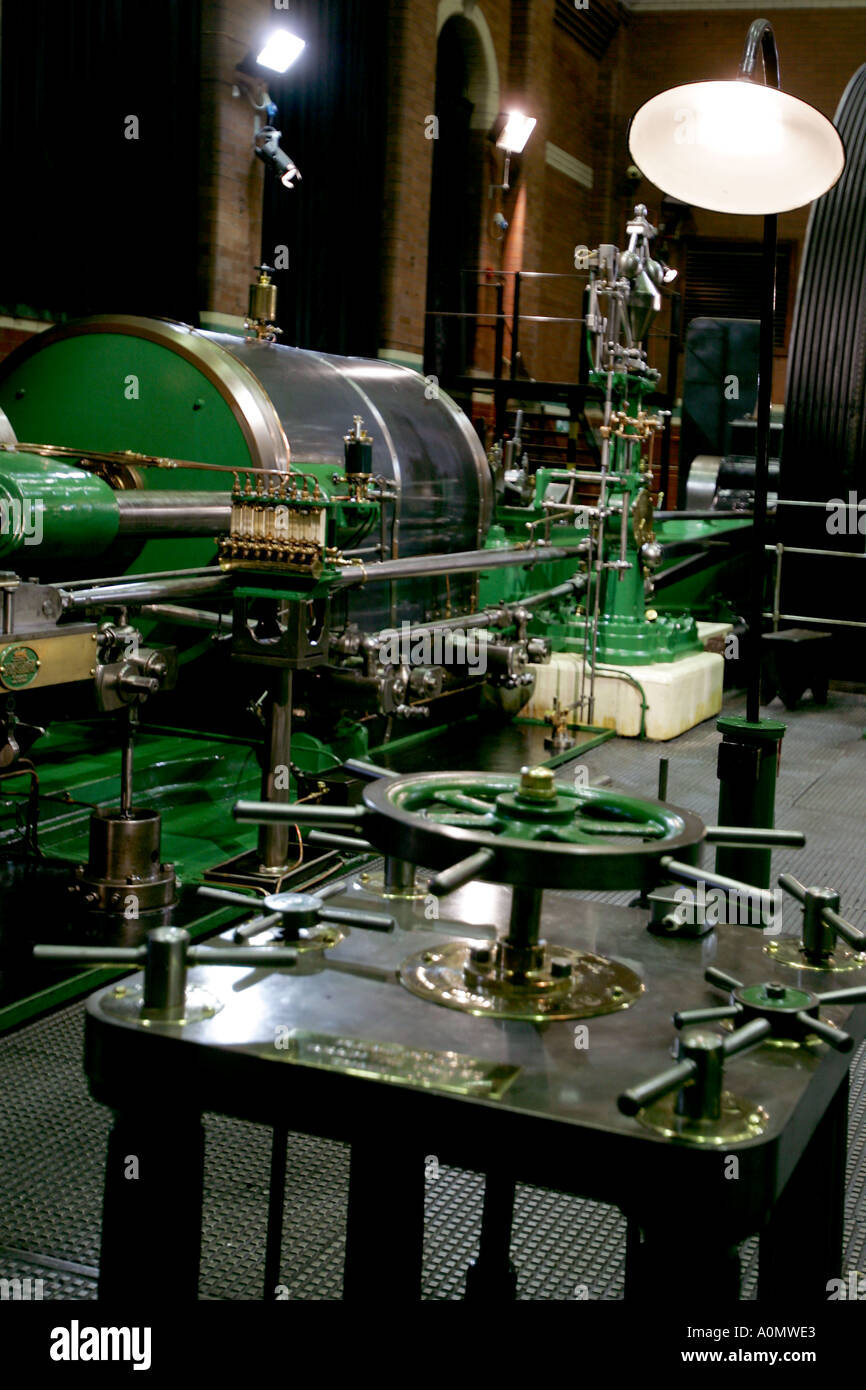 Reisen Sie Tourismus typische Erfahrung Hall macht riesige enorme Ingenieur arbeitenden Motor klassisches Erbe alte redundante Baumwolle textile Stockfoto