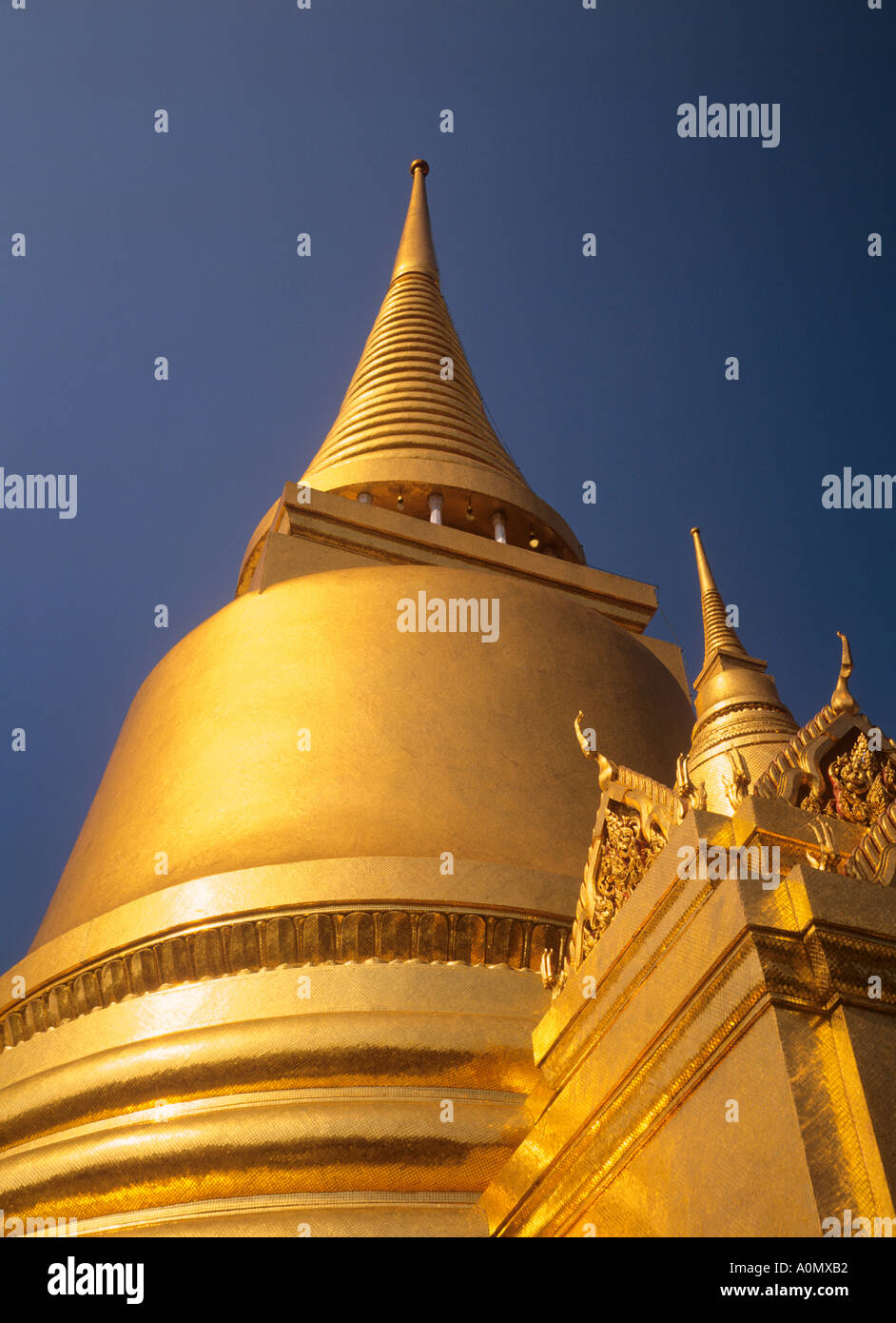 Grand Palace Wat Phra Kaeo goldene Chedi Bangkok Thailand Stockfoto