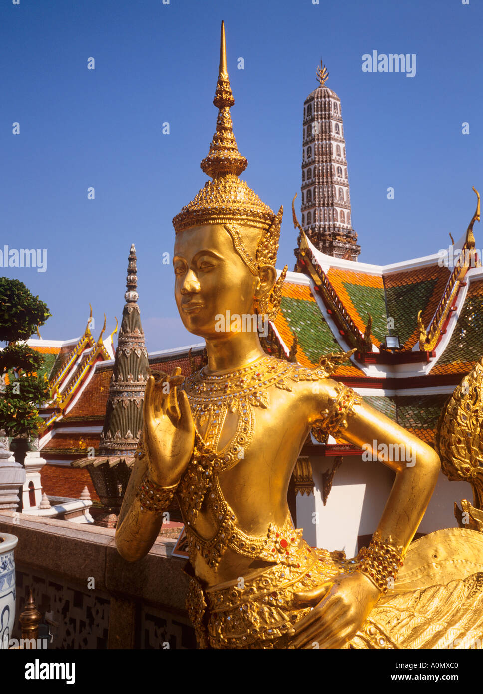 Grand Palace Wat Phra Kaeo Gold Statue Apsonsi Bangkok Thailand Stockfoto