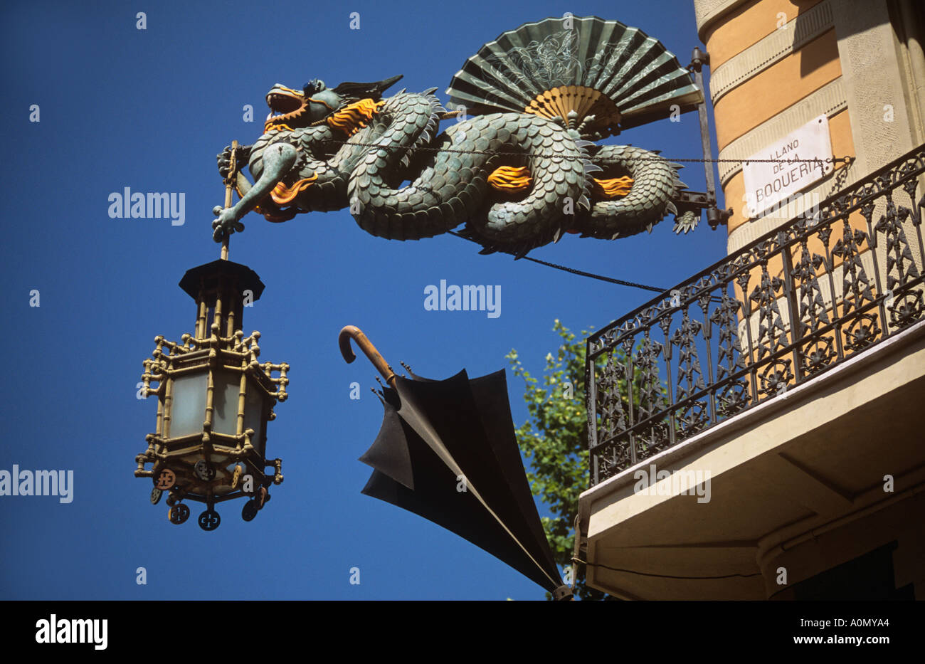 Drachen Schild Casa Quadros Las Ramblas Barcelona Spanien Stockfoto