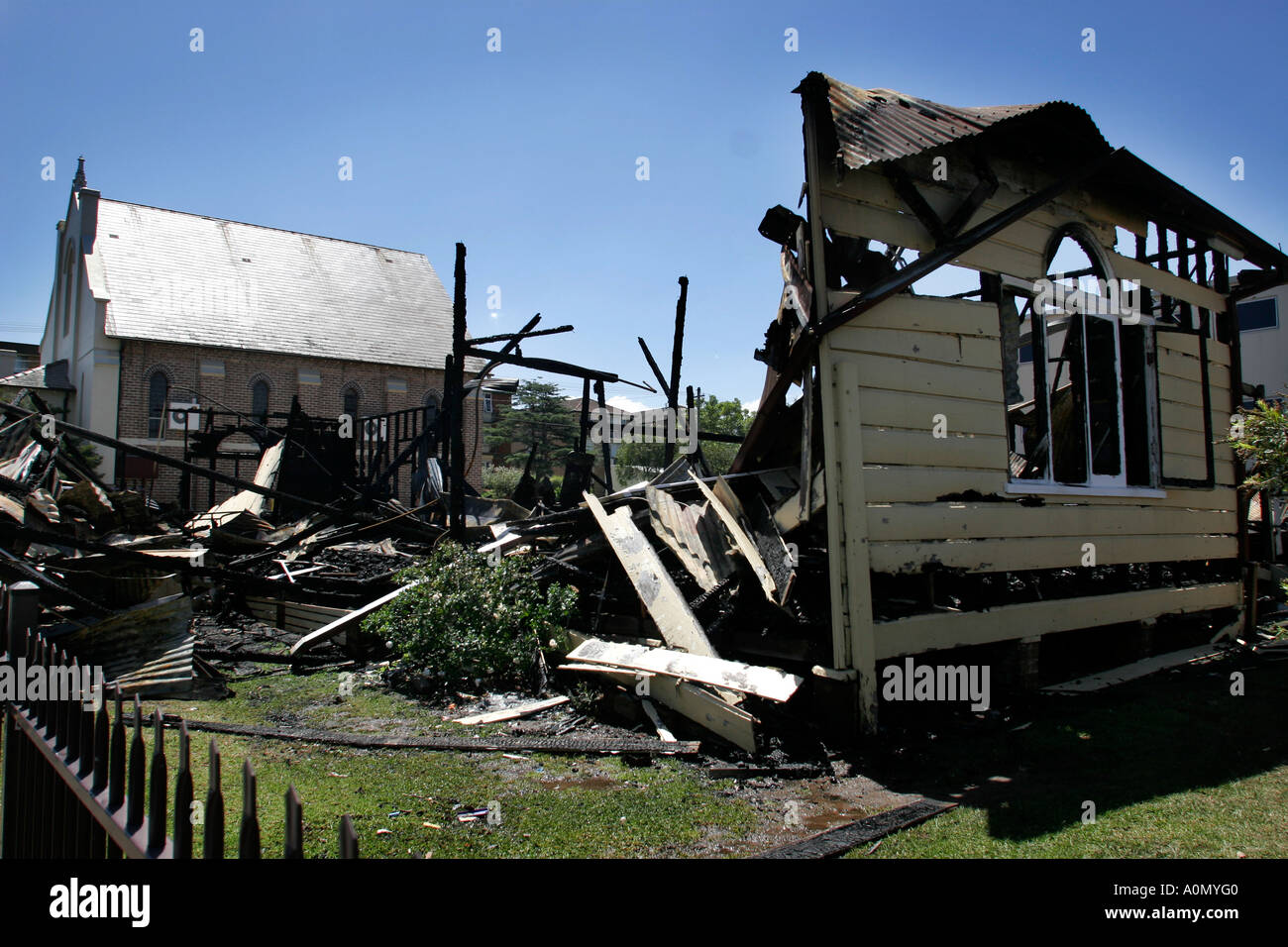 Ein Erbe Holzhalle in ein verdächtiges Feuer in Western Sydney nach ethnischen Rassenunruhen in der Stadt verbrannt. Stockfoto