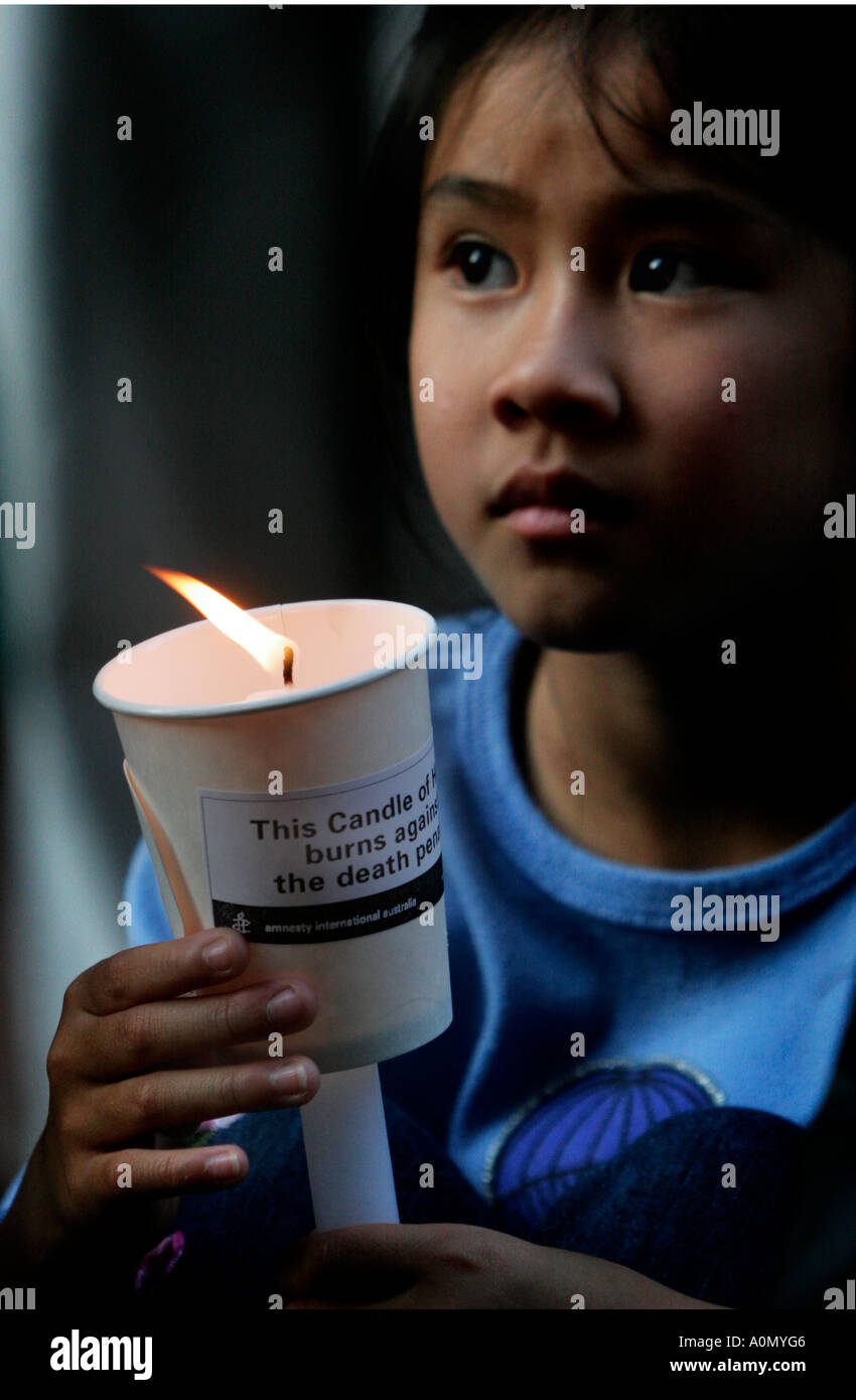 Eine junge Asiatin lernt die harten Realitäten des Lebens und des Todes auf einer Kundgebung, die Todesstrafe zu verschreien. Stockfoto