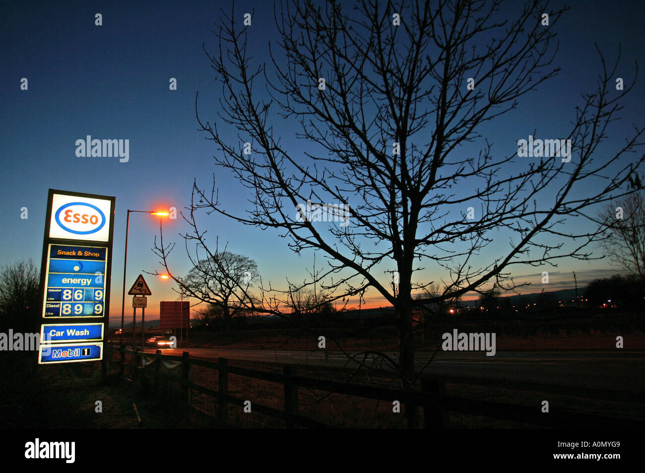 Esso Tankstelle Schild mit Benzin und Diesel Preise in der Abenddämmerung am Straßenrand Stockfoto