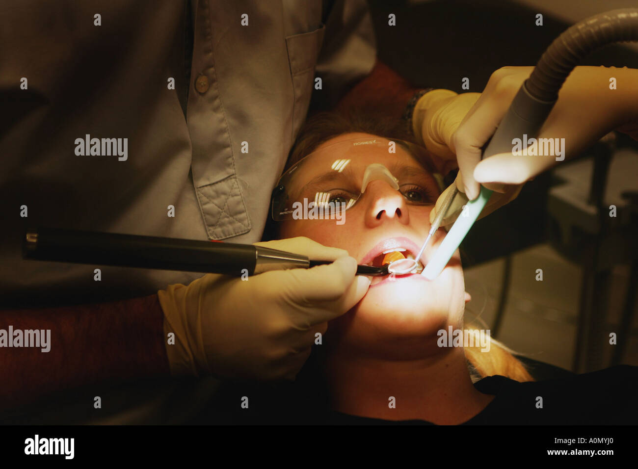 Zahnärztliche Behandlung in einem Zahnarzt-Stuhl - Zahnarzt Stockfoto