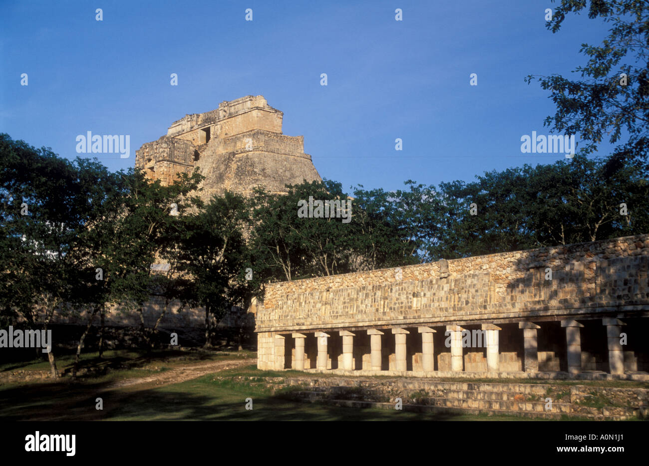 Pyramide del Adivino und Wand des Hauses der historischen Maya Stätte, Tauben, Uxmal-Yucatan-Mexiko Stockfoto