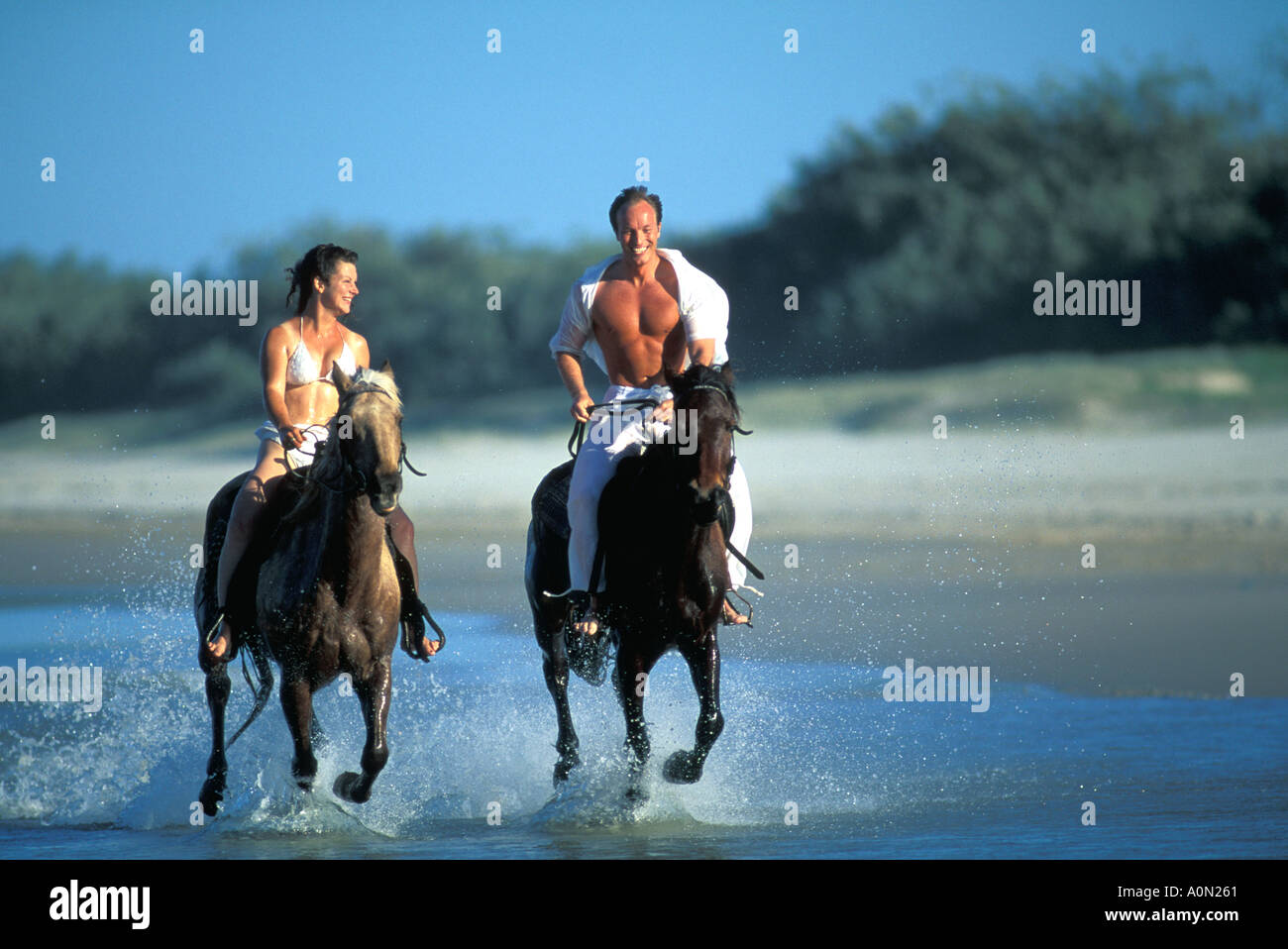 Couple on horse -Fotos und -Bildmaterial in hoher Auflösung – Alamy