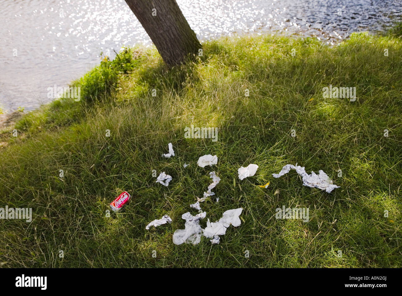 Reste aus einem Lunchpaket am Ufer der Beverley Brook, Richmond Park, London, UK Stockfoto