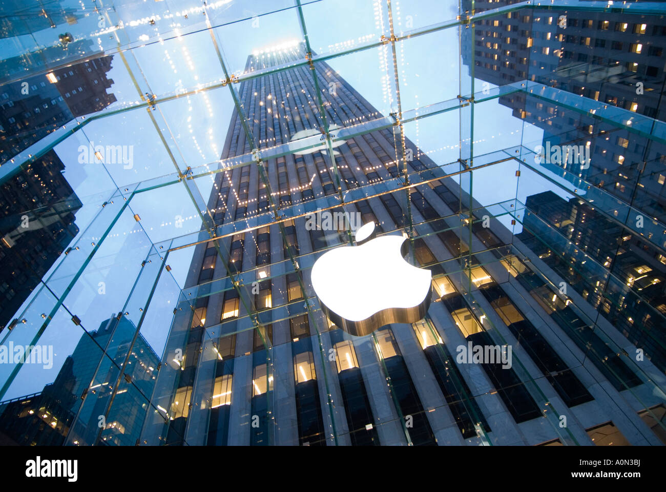 Apple-Logo in Apple Computer Store auf der 5th Avenue Manhattan New York Vereinigte Staaten Stockfoto