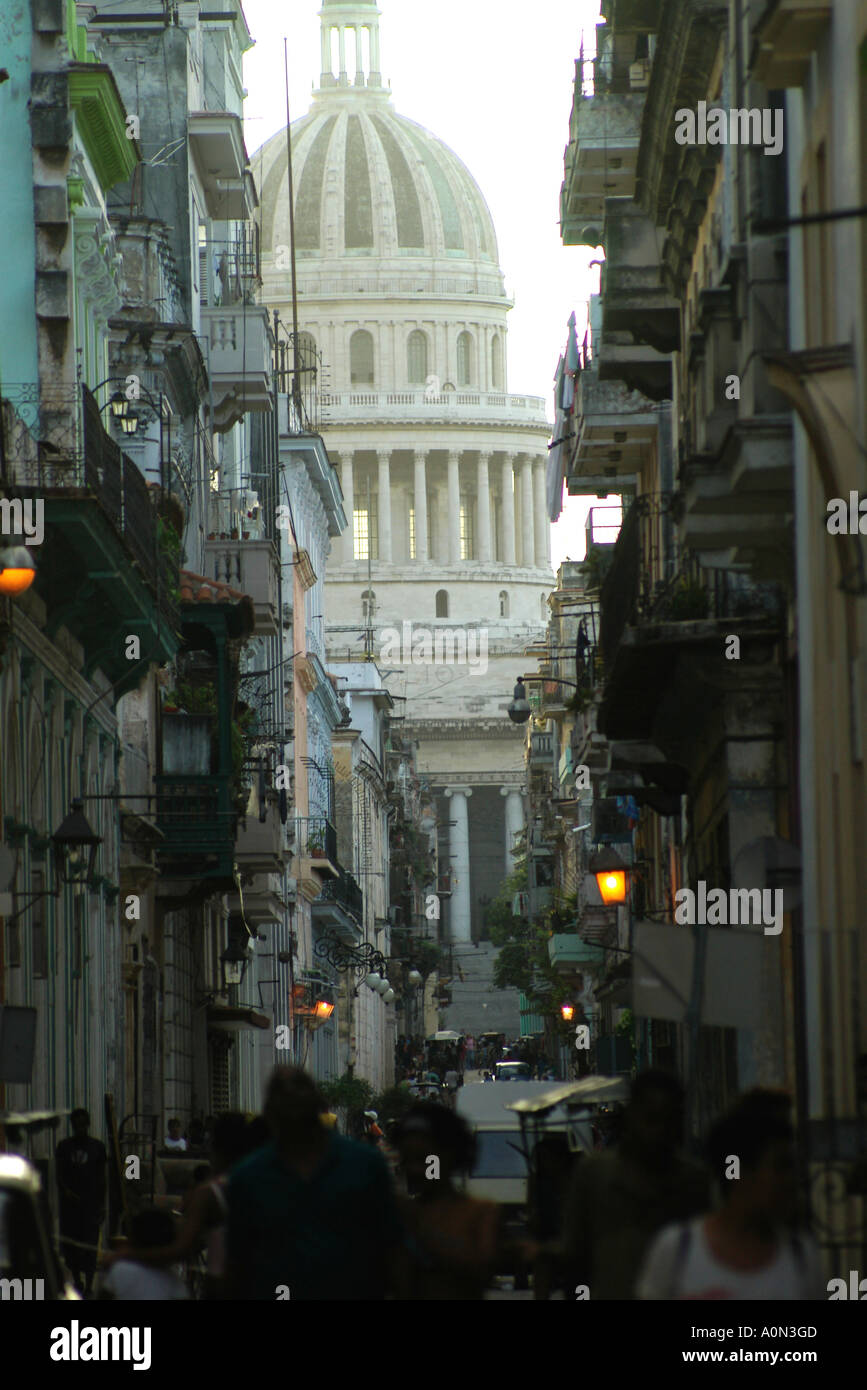 Capitolio Nacional wartet am Ende der Havanna Street, Havanna, Kuba Stockfoto