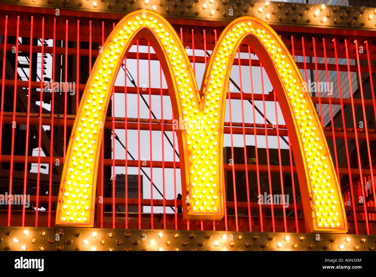 Mc Donald s Restauarant Neon golden arches Logo Manhattan New York USA Stockfoto