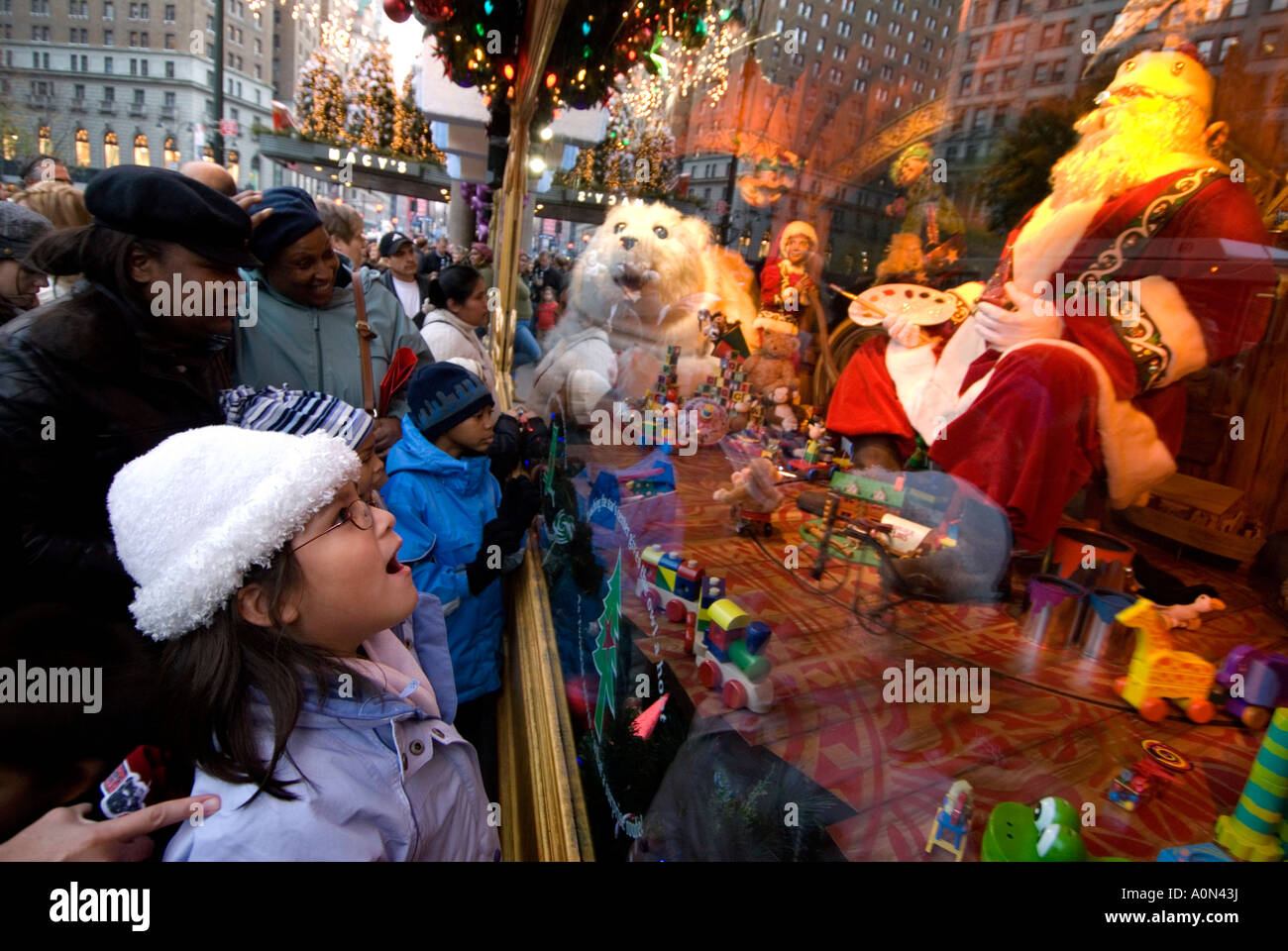Kind, Blick auf Weihnachten Schaufenster vom Kaufhaus Macy s in Midtown Manhattan New York USA Stockfoto