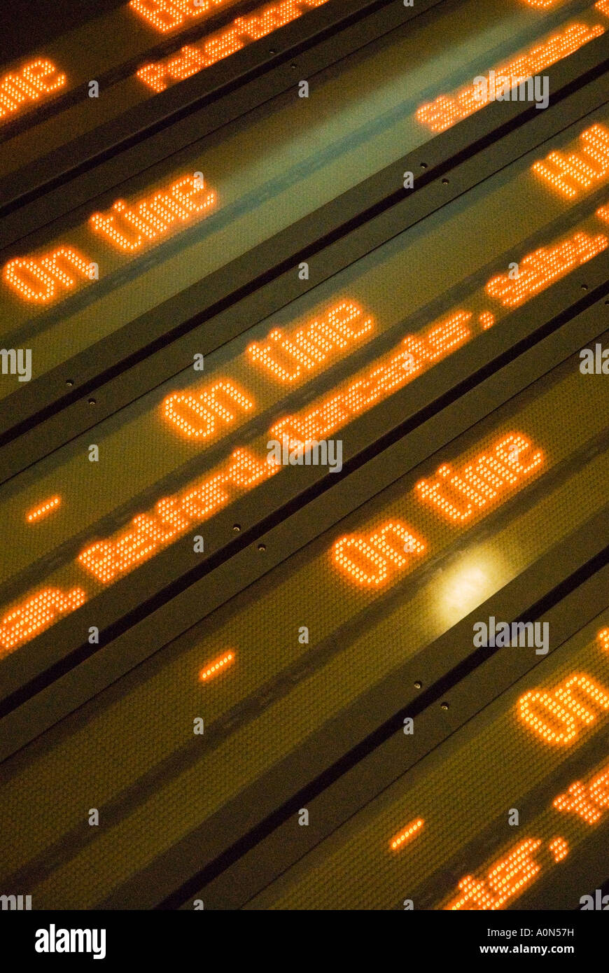 Abfahrtstafel in London Kings Cross Station zeigt Züge pünktlich Stockfoto