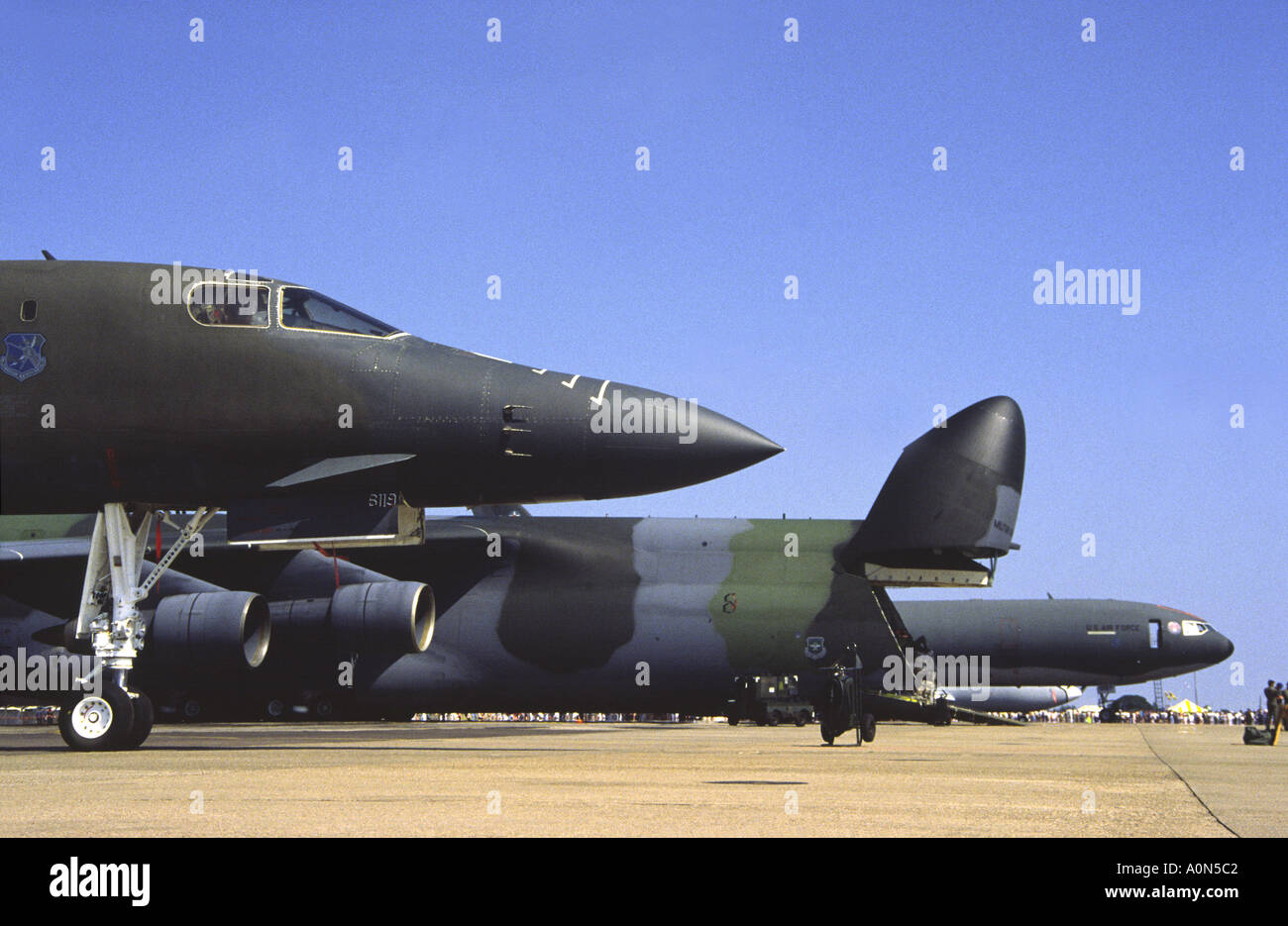 Boeing Rockwell B 1 B Lancer, Lockheed C-5B Galaxy, McDonnell Douglas KC10 Extender aufgereiht in Mildenhall Airshow. Stockfoto