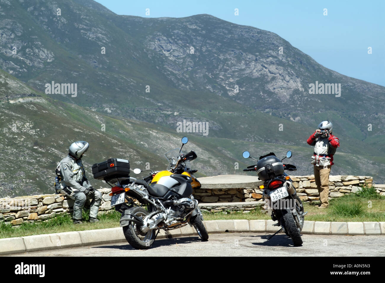 Zwei Motorradfahrer nehmen Sie eine Pause und eine Foto-Session auf dem Outeniqua Pass in der Nähe von George Western Cape Südafrika RSA Stockfoto