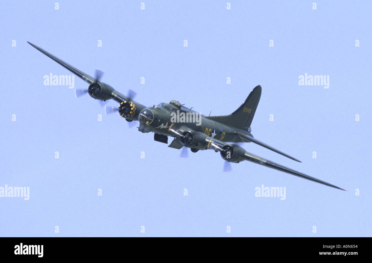 Boeing B17G fliegende Festung Sally B Durchflug Coventry Flughafen Display Stockfoto