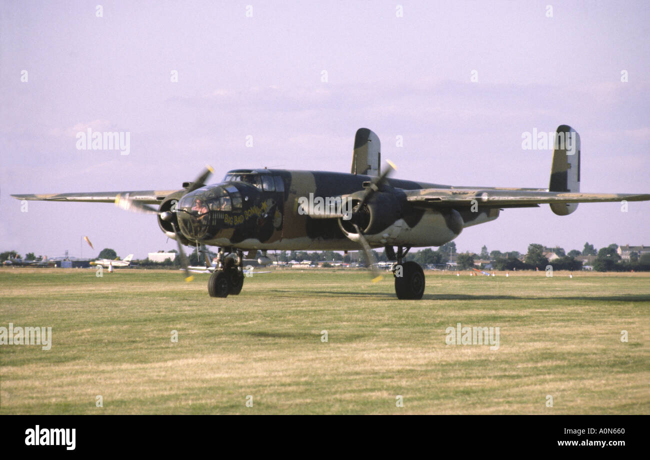 North American B-25J Mitchell Bomber in USAAF Farben des Rollens bei Coventry Airshow Stockfoto
