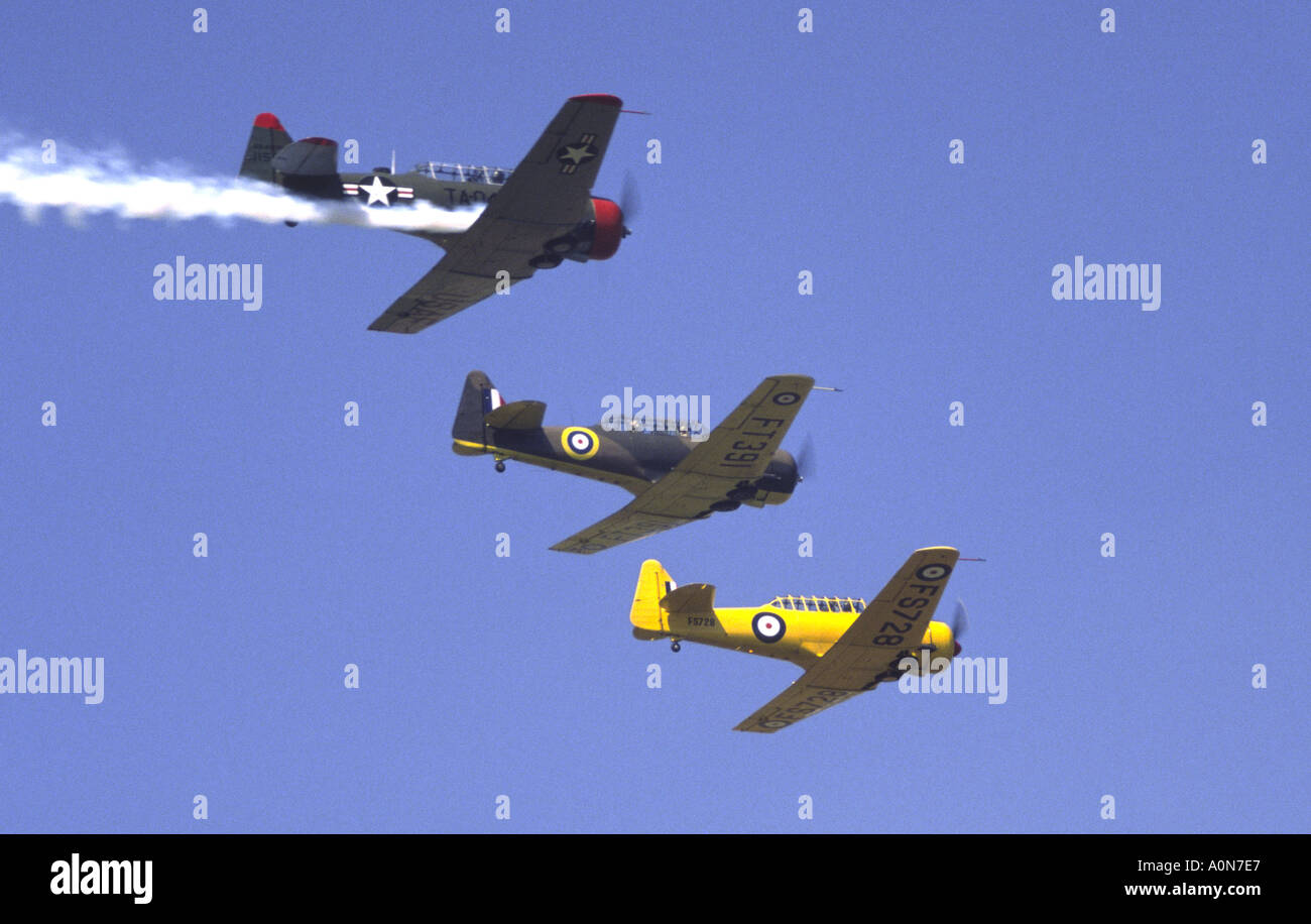 Nordamerikanische AT6 Harvard texanischen Trio Durchflug Coventry Flughafen Airshow Stockfoto