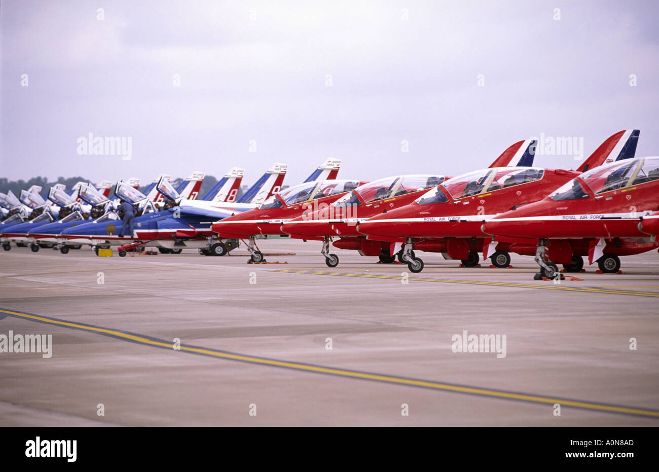 Red Arrows Hawk T1s und Patrouille de France Dassault Breguet Alpha Jets Fairford Air Tattoo Stockfoto