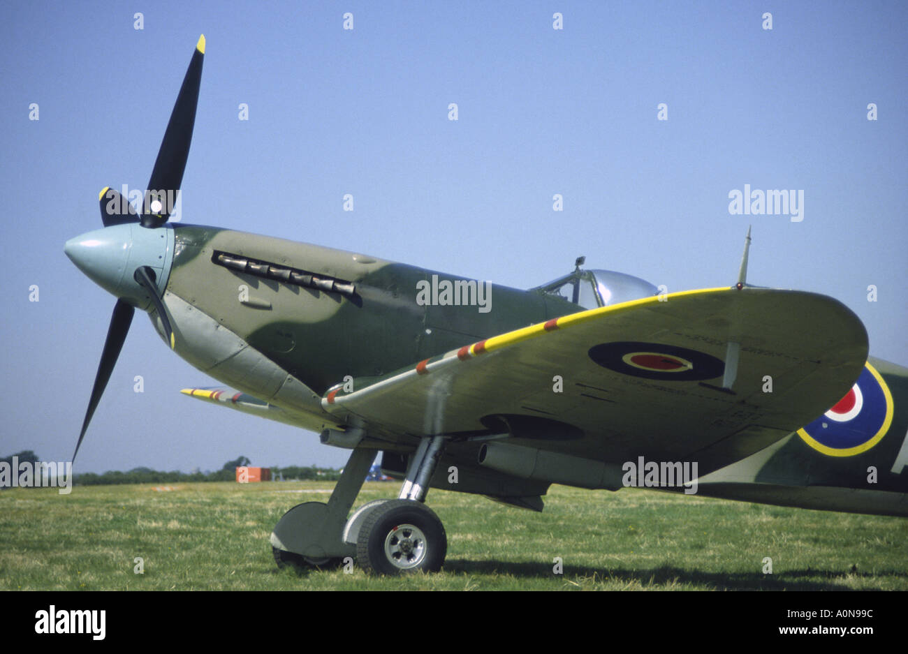 Supermarine Spitfire Mk 1A in RAF-Markierungen auf dem Display an Coventry Flughafen Airshow Stockfoto