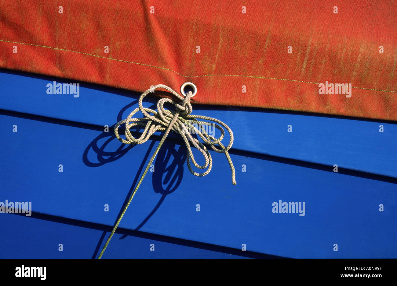 Rotem Einband gebunden auf blaues Boot Stockfoto