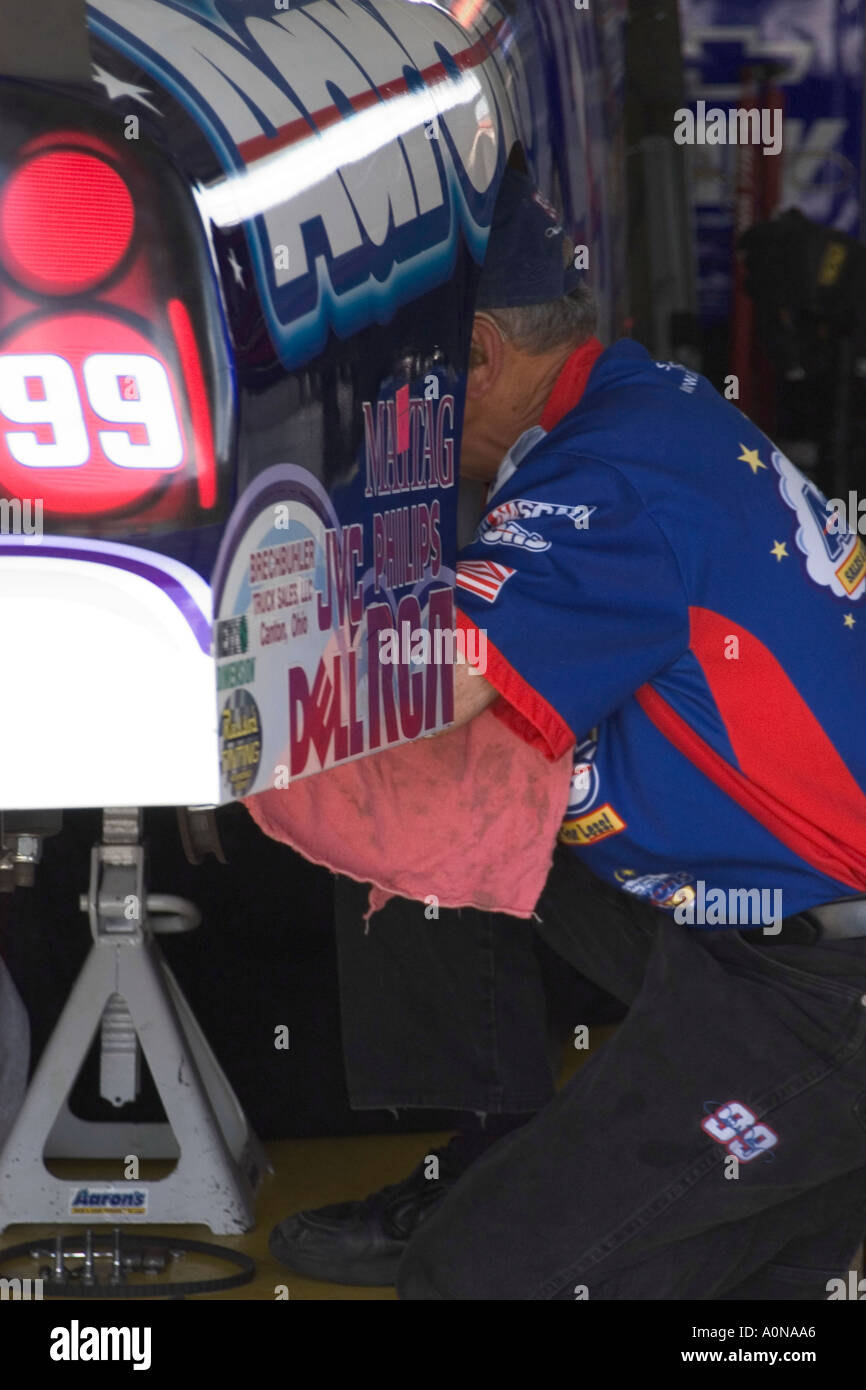 Mechaniker arbeitet an Michael Waltrip s NASCAR Chevrolet in der Garage am Kentucky Speedway vor Beginn des Meijer 300 Stockfoto