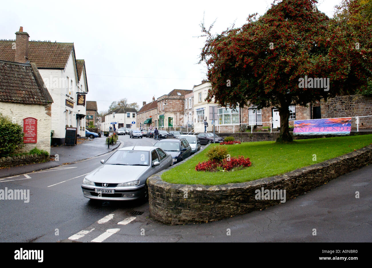 Geschäfte und Parkplatz im Dorfzentrum von Chew Magna in der Nähe von Bristol England UK Stockfoto