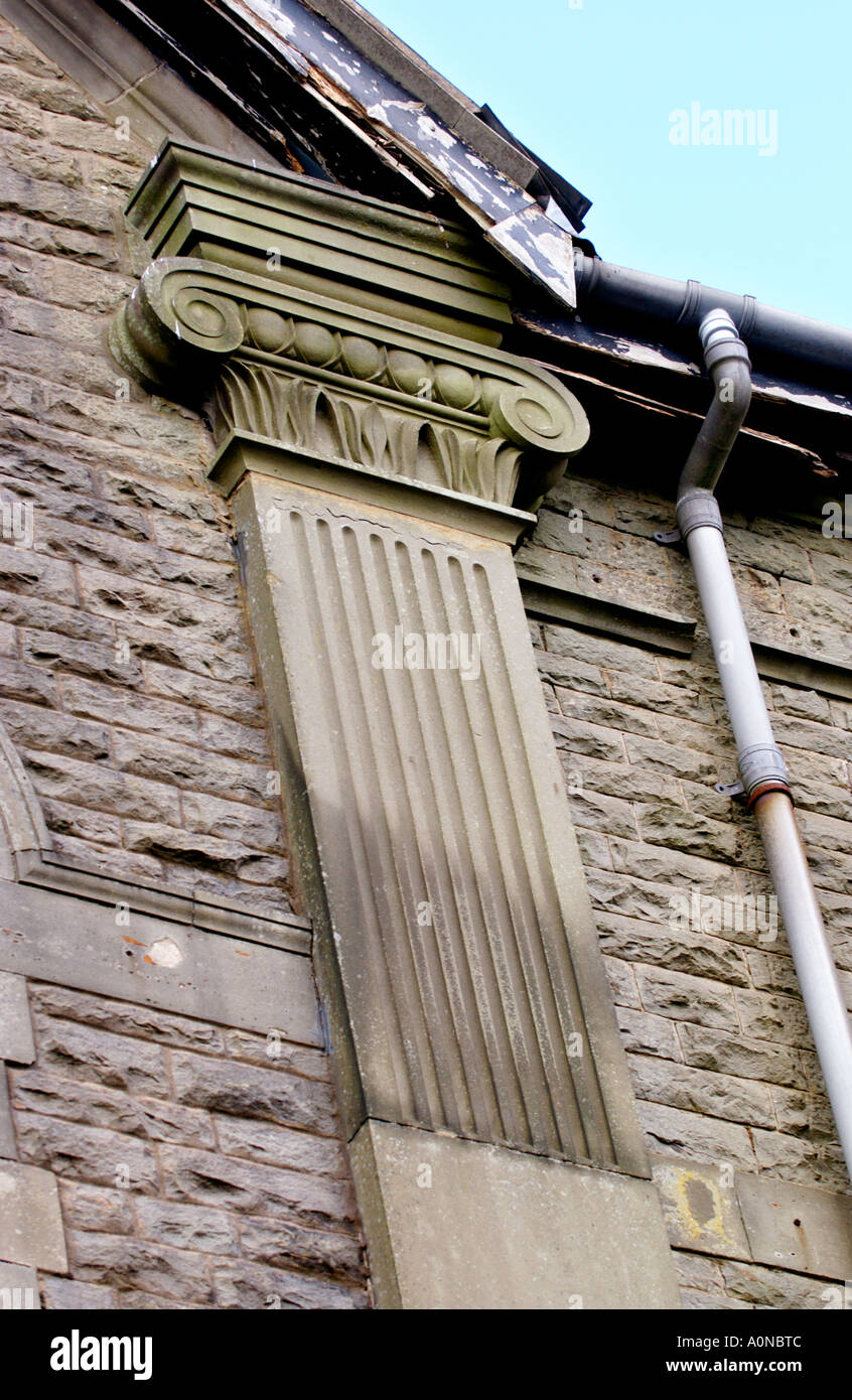 Welsh Ebenezer Kapelle der Konstruktion aus Stein erbaut 1846 umgebaut 1906 in einem Zustand des Verfalls, dekorative Säule Detail. Stockfoto Welsh Ebenezer Kapelle der Konstruktion aus Stein erbaut 1846 umgebaut 1906 in einem Zustand des Verfalls, dekorative Säule Detail. Stockfoto