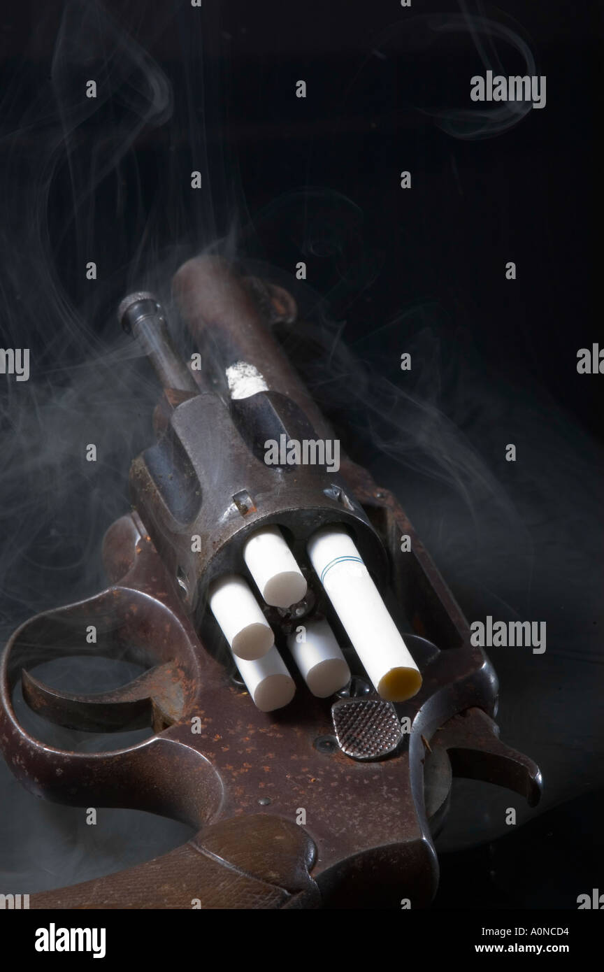 Alte verrostete Pistole Revolver mit Zigaretten in den Zylinder und eine brennende geladen Stockfoto