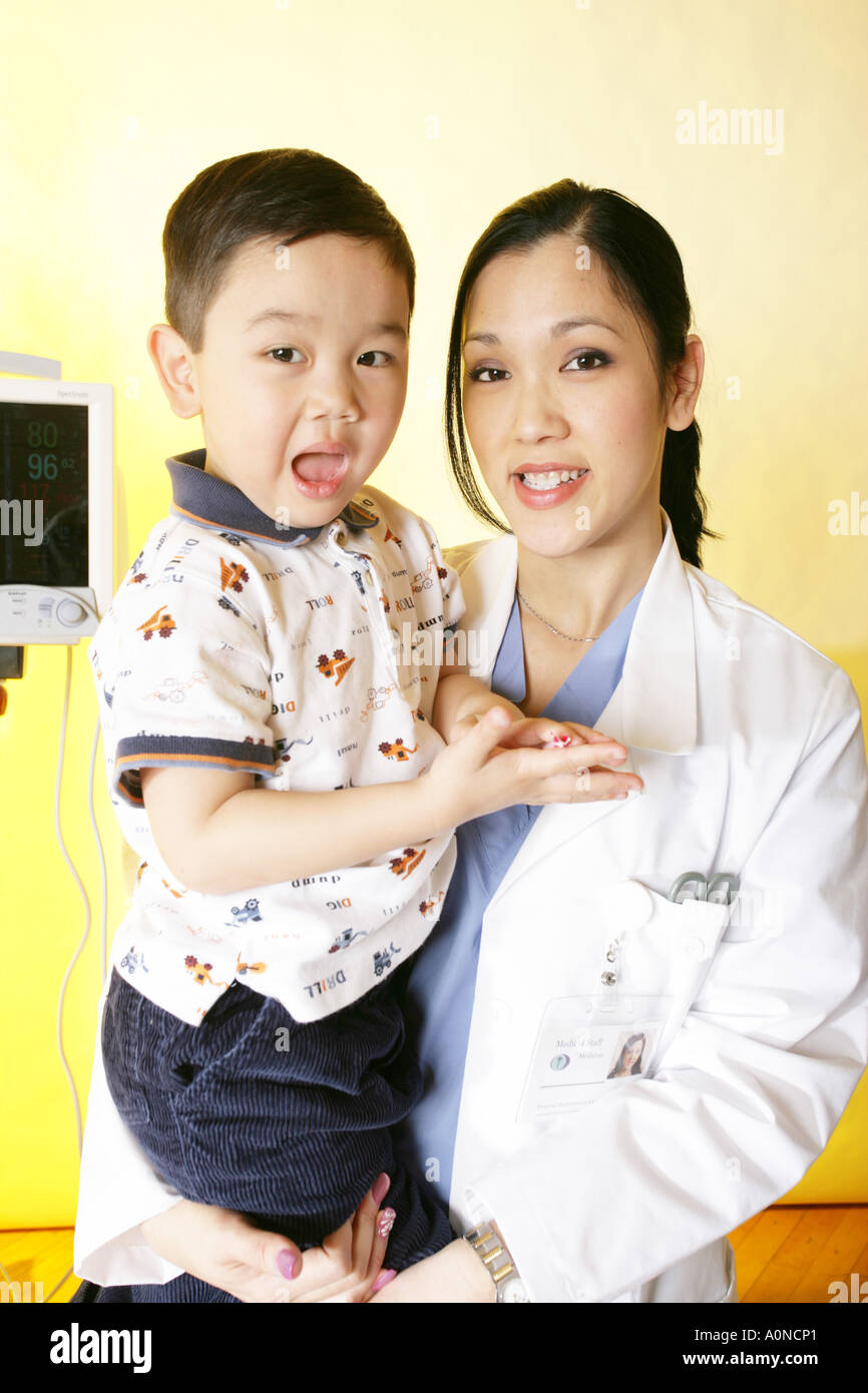 Junge Patienten glücklich, seine Mutter oder Favorit Kinderarzt Arzt zu sehen. Oder vielleicht ist es Ihr Kind arbeiten Tag. Stockfoto