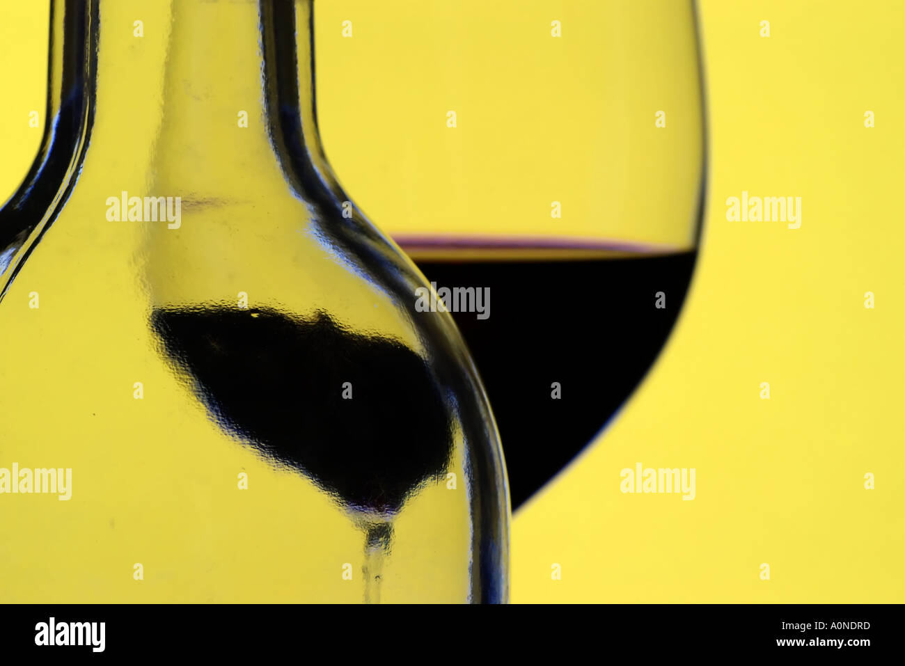 Flasche Rotwein und Glas. Hinweis: Fokus auf die Streifen des Flaschenhalses. Stockfoto