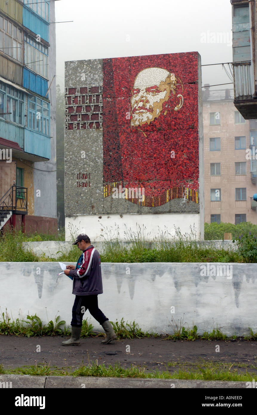Ein Sowjet-Ära Porträt Lenins auf einer Straße in Nevelsk auf Sachalin in Russland 2004 Stockfoto