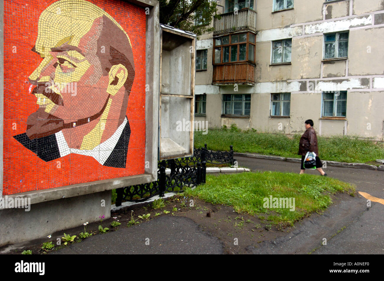 Ein Mosaik aus der Sowjetzeit von Lenin auf dem Lenin-Platz auf der russischen Insel Nevelsk Sachalin Stockfoto