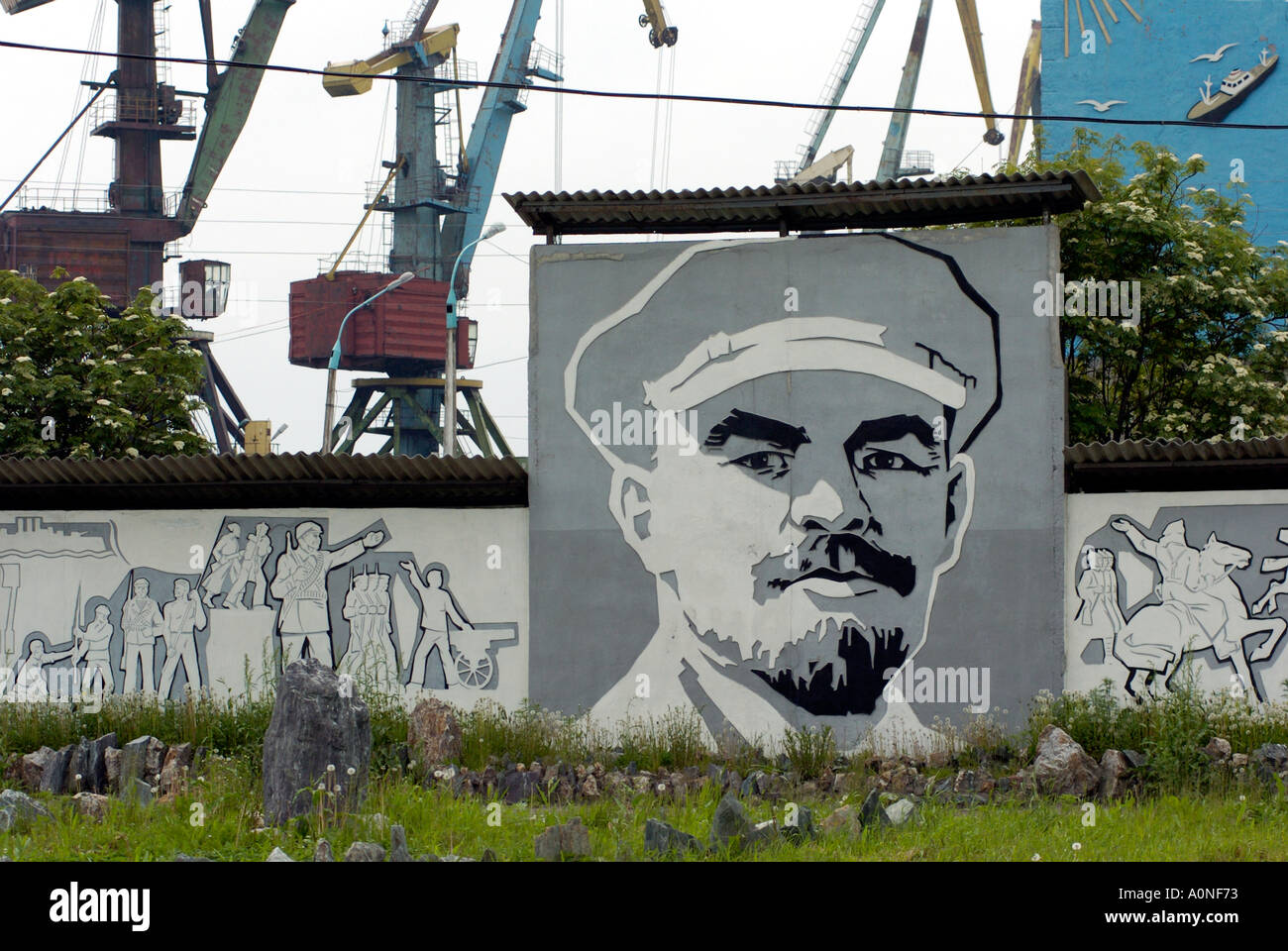 Ein Wandbild von Lenin an der Wand eines Hafens in Korsakow auf Sachalin in Russland 2004 Stockfoto