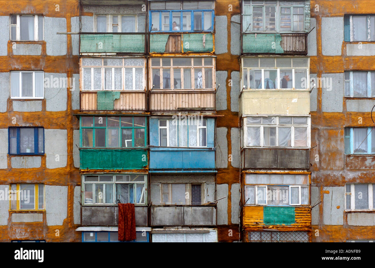 Ein altes Appartementhaus in der Stadt Nevelsk auf der Insel Sachalin in Russland Stockfoto