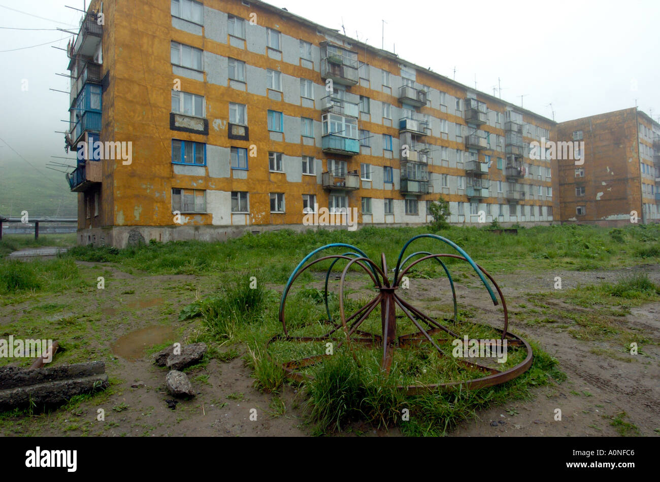 Einem alten Wohnblock in der Stadt Nevelsk auf Sachalin in Russland 2004 Stockfoto