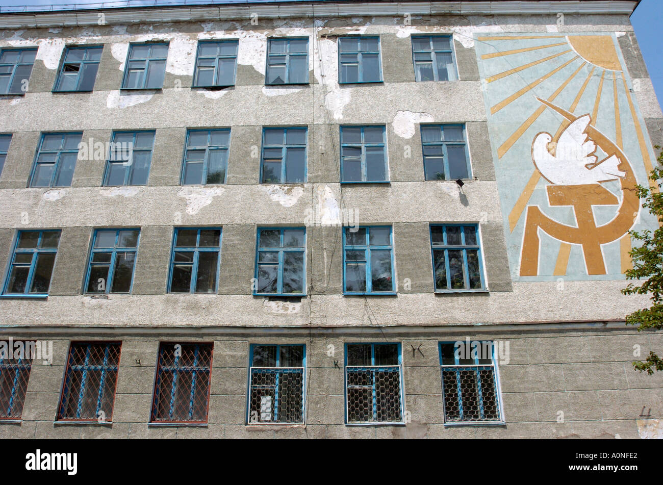 Einen großen Hammer und Sichel-Motiv gemalt auf der Seite einer Schule in Yuzhno Sakhalinsk auf Sachalin in Russland 2005 Stockfoto