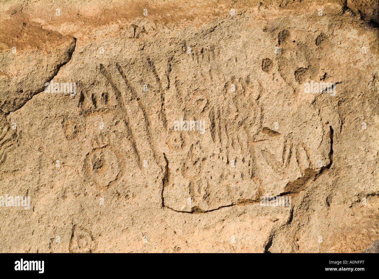 Felsen-Kunst-Petroglyphen geschnitzt in alten Küstenlinie auf Klippe in Lava Beds National Monument Tulelake, Kalifornien USA Stockfoto