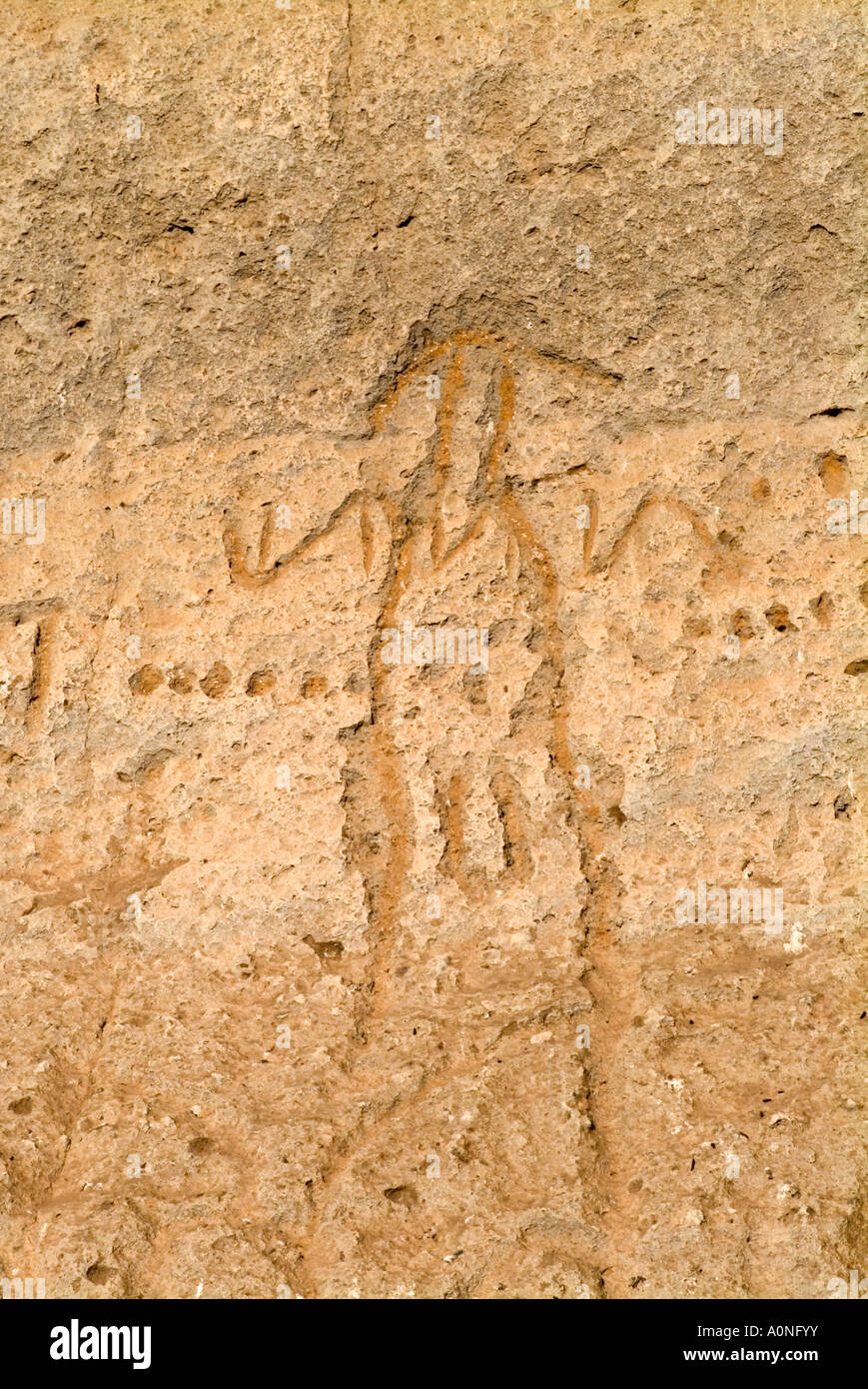 Felsen-Kunst-Petroglyphen geschnitzt in alten Küstenlinie auf Klippe in Lava Beds National Monument Tulelake, Kalifornien USA Stockfoto