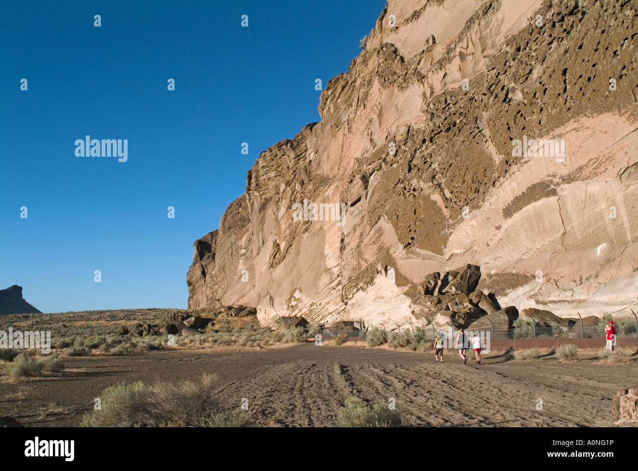 Petroglyphen geschnitzt in alten Küstenlinie auf Klippe in Lava Beds National Monument Tulelake, Kalifornien USA Stockfoto