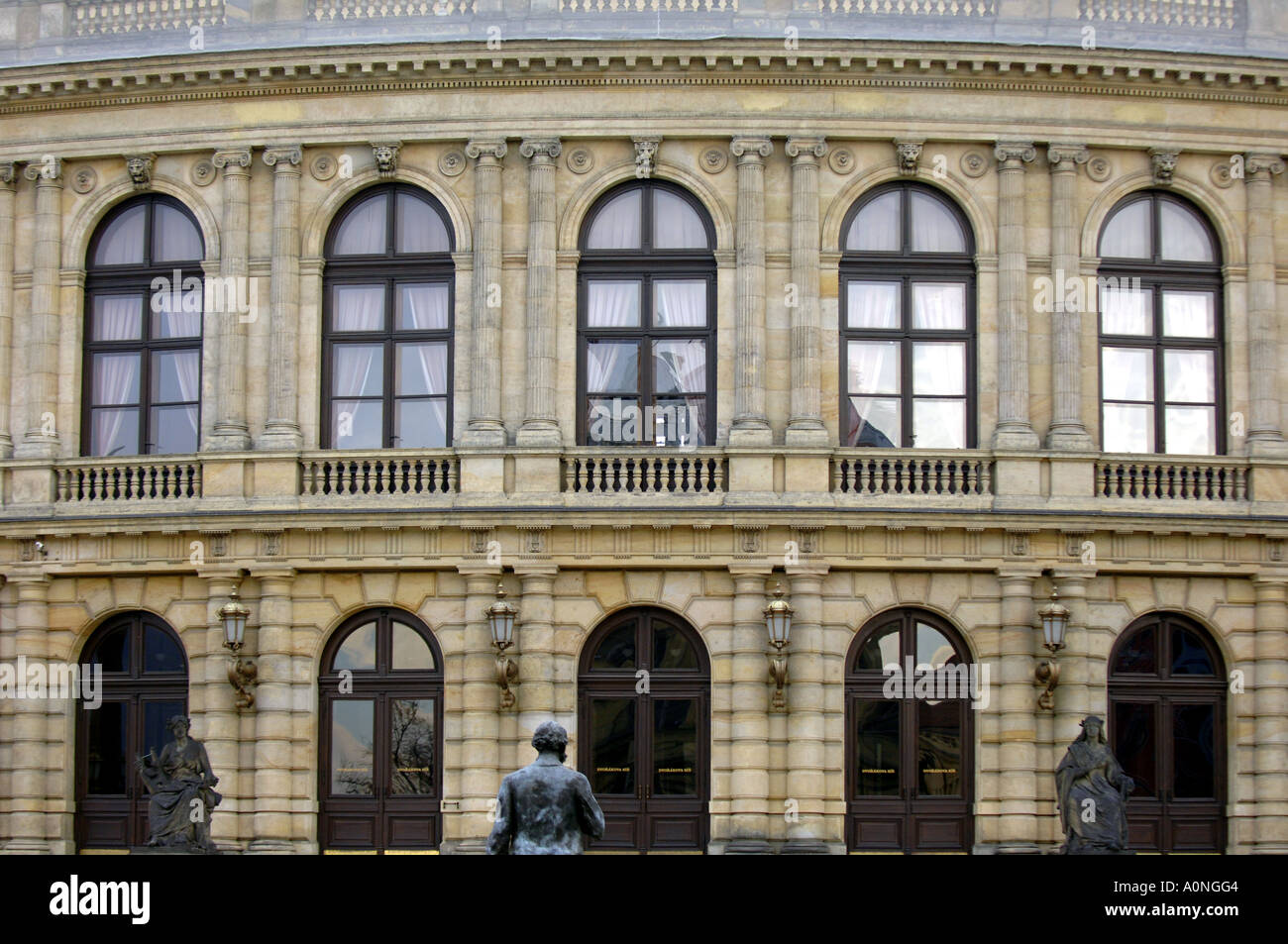 Antonin dvorak Konzert Halle Prag Praha Prag Reisen Tourismus Universität beeindruckende Architekturgebäude öffentlichen Auditorium bui Stockfoto