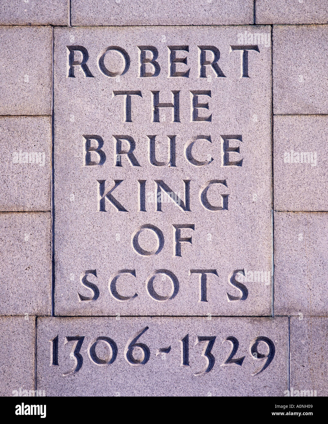 Inschrift auf dem Sockel der Statue von Robert der Bruce King of Scots, Bannockburn, Stirling, Scotland, UK Stockfoto