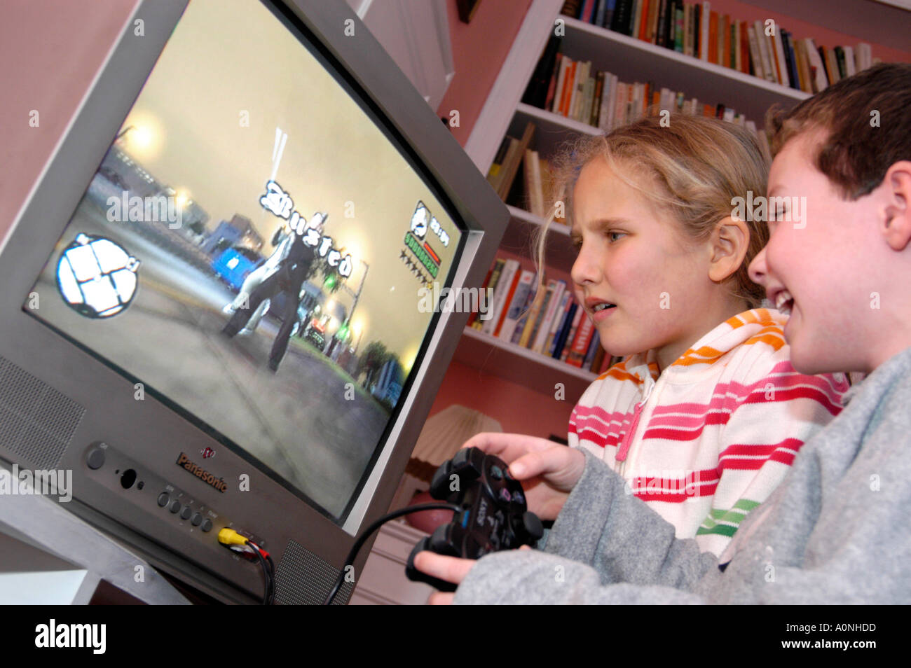 Kinder spielen gewalttätige 18 Zertifikat bewertet Computerspiel Grand Theft Auto auf Sony Playstation Konsole, England, UK Stockfoto