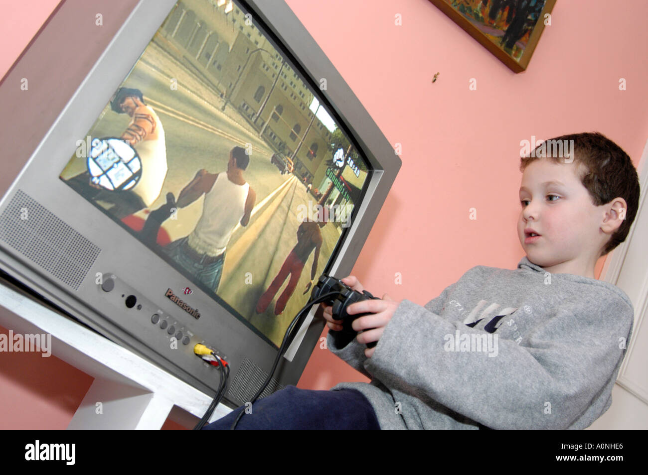 Jungen spielen gewalttätige 18 Zertifikat bewertet Computerspiel Grand Theft Auto auf Sony Playstation Konsole, England, UK Stockfoto
