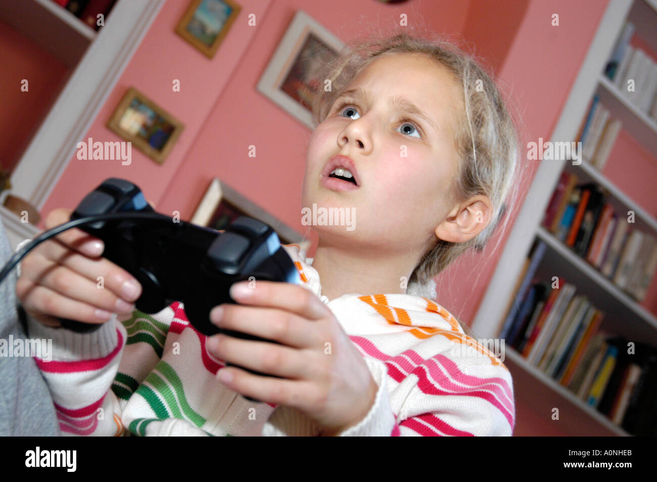 Junge Mädchen spielen Computerspiel auf Sony Playstation Konsole, England, UK Stockfoto